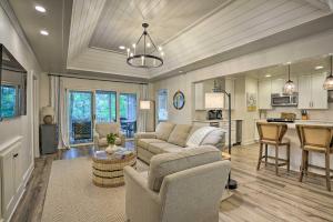 ein Wohnzimmer mit Sofa und Tisch in der Unterkunft Remodeled Cottage on Sparrow Pond, Walk to Beach! in Kiawah Island
