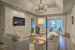 ein Wohnzimmer mit Sofa, Sesseln und Fernseher in der Unterkunft Remodeled Cottage on Sparrow Pond, Walk to Beach! in Kiawah Island