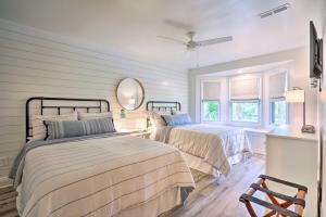 ein Schlafzimmer mit zwei Betten und einem Spiegel in der Unterkunft Remodeled Cottage on Sparrow Pond, Walk to Beach! in Kiawah Island + 28 Fotos