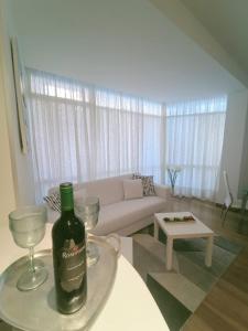 een fles wijn op een tafel in de woonkamer bij Skyline su San Remo in Sanremo