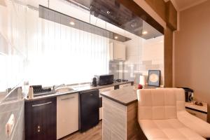 una cocina con fregadero y encimera en Bavaria, en Constanţa