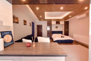 una habitación con una cama, una mesa y sillas en Bavaria, en Constanţa