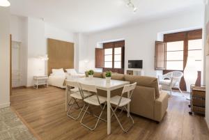 salon z kanapą i stołem w obiekcie Santiago Premium loft I w Maladze