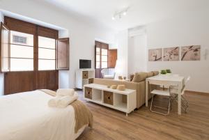 - une chambre avec un lit, un bureau et une table dans l'établissement Santiago Premium loft I, à Malaga