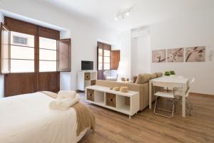 sypialnia z łóżkiem, biurkiem i stołem w obiekcie Santiago Premium loft I w Maladze