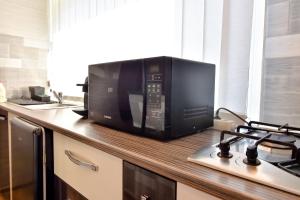 Un microondas colocado encima de una encimera de cocina. en Bavaria, en Constanţa 21 fotos más