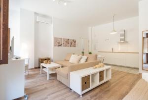 biały salon z kanapą i stołem w obiekcie Santiago Premium loft I w Maladze