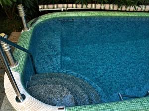 สระว่ายน้ำที่อยู่ใกล้ ๆ หรือใน VILLA WITH SWIMMING POOL apartments with bathroom, kitchen, patio, private parking