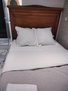 Een bed of bedden in een kamer bij DÉPENDANCE EN CHAMBRE D'HÔTE AVEC JACUZZI PRIVATIF DANS LA CHAMBRE v