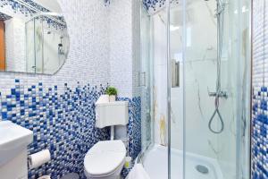 y baño azul y blanco con aseo y ducha. en Bavaria, en Constanţa