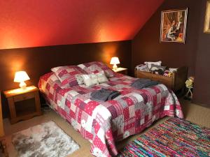 a bedroom with two beds and two tables with lamps at Bien être et détente chez côté campagne et jardin in Ohnenheim