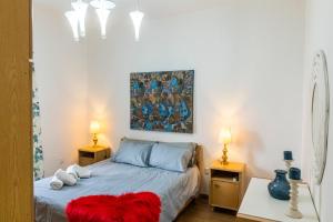 - une chambre avec un lit orné d'une peinture murale dans l'établissement Rua Cosy Apartment Sliema (3 Bedroom 2 Bathroom), 2 mins walk from sea, à Sliema