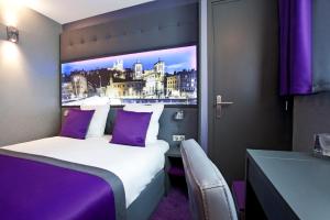 Postel nebo postele na pokoji v ubytování Hotel des Savoies Lyon Perrache