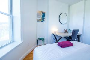 Sunny 4BR 2BTH Apt in Roxbury