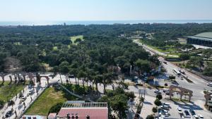 een luchtzicht op een stad met een parkeerplaats bij Selin Otel Belek in Antalya