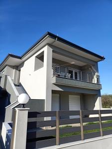 een wit huis met een balkon bij Paparoúna in Nikiti