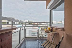 - Balcón con mesa y sillas en un edificio en Apartment Marti en Barcelona