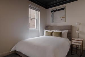 ein Schlafzimmer mit einem großen weißen Bett und einem Fenster in der Unterkunft Found Dupont Circle powered by Sonder in Washington