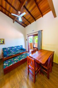 uma sala de estar com uma mesa e uma sala de jantar em Chalés Recanto Leões de Ouro em Ubatuba