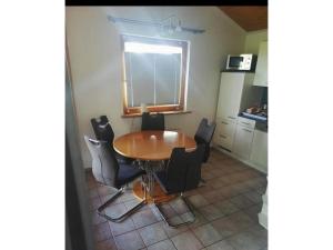 un tavolo da pranzo e sedie in una cucina di Haus Vier Pfoten - Hundefreundliches Ferienhaus an der Nordsee a Schweiburg Altre 15 foto