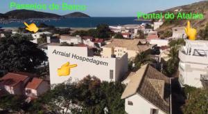 una vista aérea de una ciudad con una señal amarilla en Arraial Hospedagem, en Arraial do Cabo