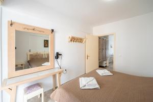 A bed or beds in a room at Villa Giorgos
