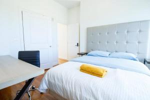 波士頓的住宿－4BR 1,5BH Comfy Newly Renovated Apt，一间卧室配有一张黄色毛巾的床