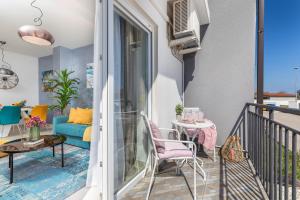 een balkon met een bank en een tafel en stoelen bij Apartment Mila in Fažana