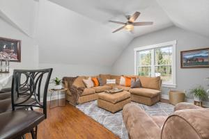 a living room with a couch and a ceiling fan at Chehalem Getaway in Newberg