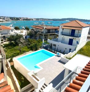 Výhled na bazén z ubytování Portoheli Villa Downtown, Pool & Port view nebo okolí