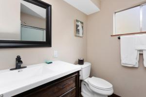 Et badeværelse på Mountain Fun-1729 by Big Bear Vacations + 27 billeder