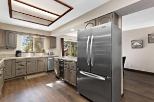 Køkken eller tekøkken på Mountain Fun-1729 by Big Bear Vacations