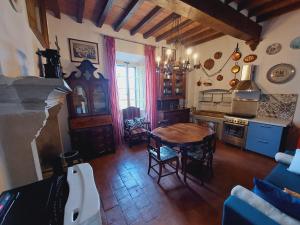 a living room with a table and a kitchen at B&B la Forgia in Bettola