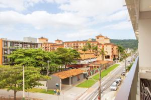 Blick auf eine Stadtstraße mit Gebäuden in der Unterkunft Ap novo com vista para o mar de Jurerê in Florianópolis
