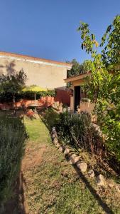 a house with a yard with a lawn sidx sidx sidx at La casita del colibri in Córdoba