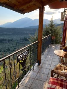 balcón con vistas a las montañas en Athena’s House en Elaión