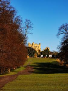 ein großes Schloss inmitten eines Grasfeldes in der Unterkunft P&J Hotel in Nottingham