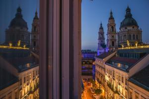 desde una ventana de edificios por la noche en Breathless Basilika view elegant flat with balcony NEED RESERVATION X FREE PARKING en Budapest