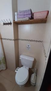 a small bathroom with a toilet and some towels at La casita del colibri in Cordoba