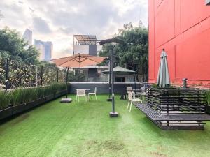 een terras met tafels, stoelen en een parasol bij CASA NIAGARA in Mexico-Stad +55 foto's