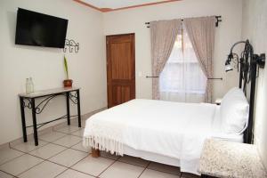 Postel nebo postele na pokoji v ubytování Encanto de la Sierra Hotel