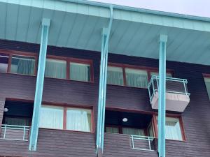 un edificio con due balconi sul lato di Tomy Apartment Silver Mountain a Poiana Brasov