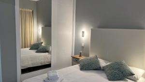 ガルダーにあるAGUJERO DEL NORTEの鏡付きのベッドルーム1室、ベッド1台が備わるベッドルーム1室を提供しています。