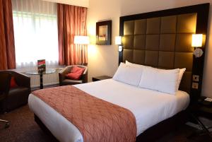 מיטה או מיטות בחדר ב-Holiday Inn Telford Ironbridge, an IHG Hotel