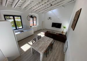 Costa Maresme, Barcelona ,Valentinos House & Pool tesisinde mutfak veya mini mutfak