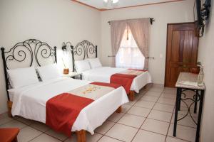 Postel nebo postele na pokoji v ubytování Encanto de la Sierra Hotel