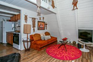 Køkken eller tekøkken på Sunrise Cottage-1800 by Big Bear Vacations + 12 billeder