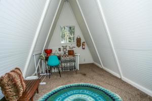 Et opholdsområde på Sunrise Cottage-1800 by Big Bear Vacations