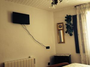 A television and/or entertainment centre at Encanto de Aragón