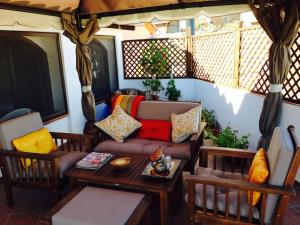 A seating area at Encanto de Aragón